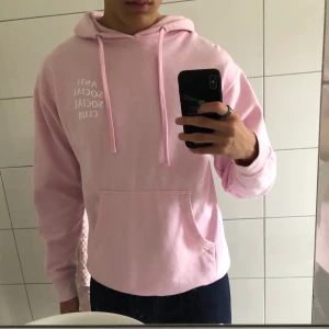 Anti Social Social Club Rosa Hoodie  - Rosa ASSC hoodie köpt för 2 år sen 💘. Kondition 7.8/10. Size Medium och true to size, sitter bra på mig som är 184cm. Frakt behandlas av köparen 🥰