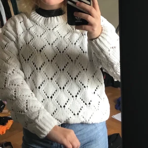 Stickad tröja  - Jättefin stickad tröja. Bara använd några gånger så i bra skick!🥰 