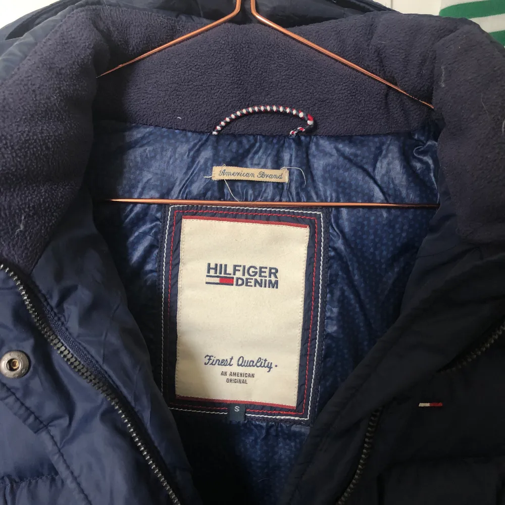 Varm dunjacka från Tommy Hilfiger, bra skick!🤍 Bud om många är intresserade!. Jackor.