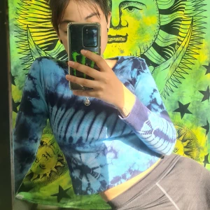 Tie dye magtröja - Min fina blåa tie dye långärmade magtröja som jag köpt second hand, den har inget märke så det står ingen storlek men jag gissar på XS 💙 Tyvärr sitter den för tajt för min smak så använder den aldrig därmed säljer jag den 🦋