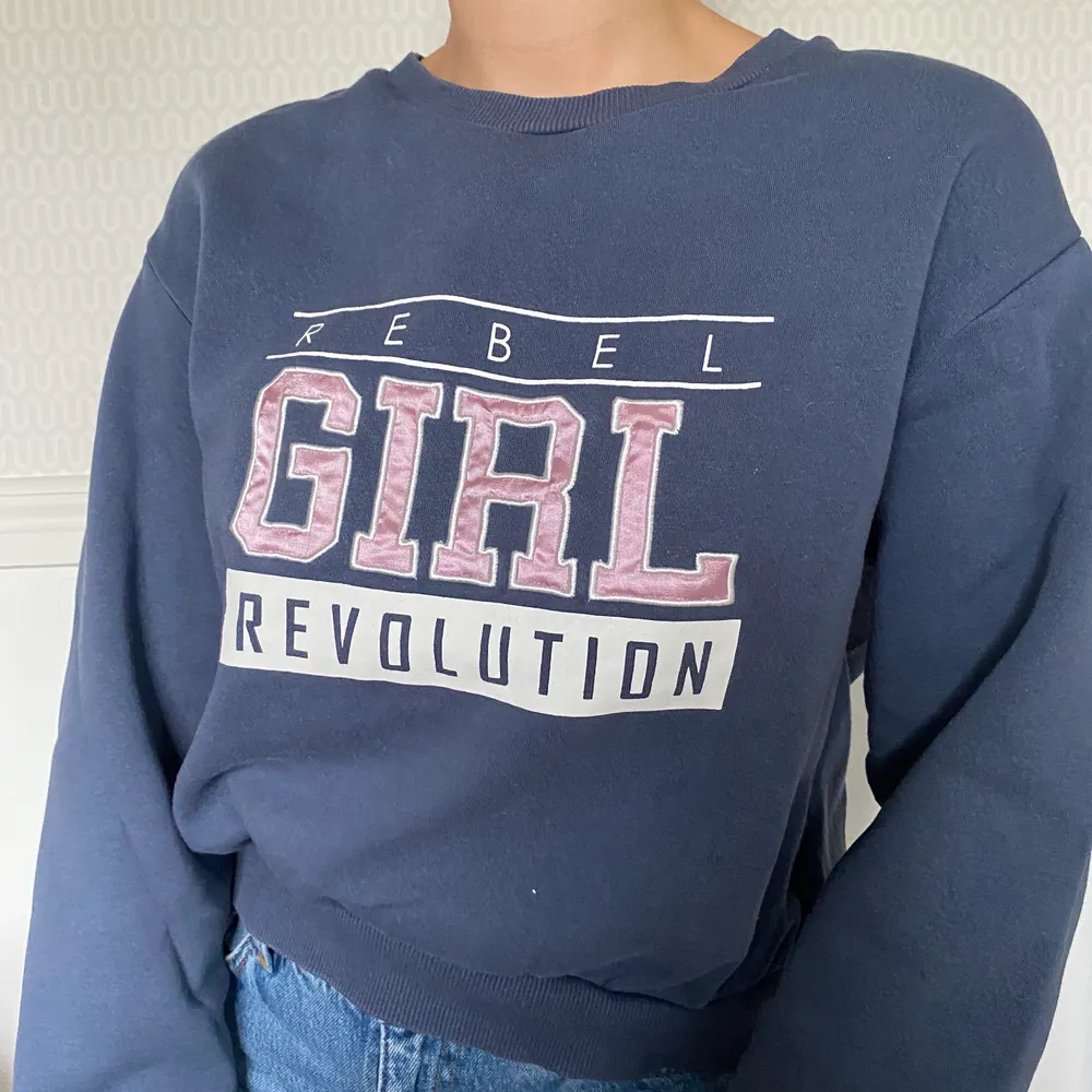 Superskön gråblå sweatshirt med fementistisk text💘💘  knappt använd och i bra skick. Ordet ”Girl” på tröjan är i ett material som liknar silke❤️ köparen står för frakt💜💜. Hoodies.