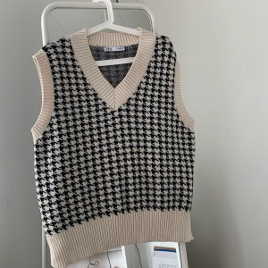 Stickad väst - Snygg och trendig stickad väst från Zara, stl: S passar även både större och mindre. Pris exkl frakt😌 HÖGSTA BUD 440!!