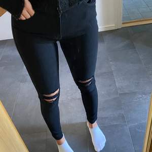 Svarta highwaist jeans från DrDenim med slitningar på knäna. Modellen heter ”Lexy”. Använda ett fåtal gånger. Storlek M. (köparen står för frakt, kan ev mötas upp i stockholm) 