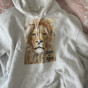 Hoodie  - Säljer min the cool elephant hoodie som är hur skön som helst och väldigt snygg. ❤️