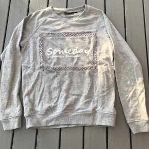 Oversized sweatshirt i storlek XS - En superfin oversized sweatshirt i storlek XS. Jag vet inte vart ifrån jag köpte den. Men jag har ej använt den så mycket så den är i bra skick. (Frakten ingår i priset) 