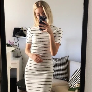 Klänning från H&M strl 34 - En kortärmad klänning perfekt till stranden! Svart och vit randit, ribbat tyg som är väldigt bekvämt och mjukt. Fraktkostnaden betalar du själv:)