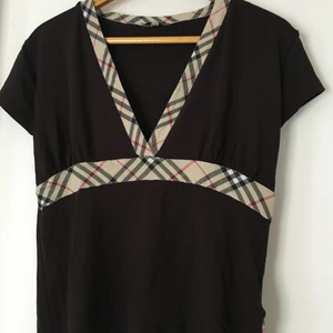Burberry london topp i stl L - Burberry london made in Great Britain topp. Passa som stl L .