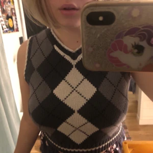 Mini vest - INTRESSEKOLL!! En jättesöt mini vest i ett grått stickat material!!! Storlek 110/116 men jag upplever att den är storlek XS, då den är stretchad. Inte så tajt på mig i armarna, sitter bekvämt! BUDGIVNING från 50kr, öka med minst 10kr för varje bud!  Skriv X+ frakt