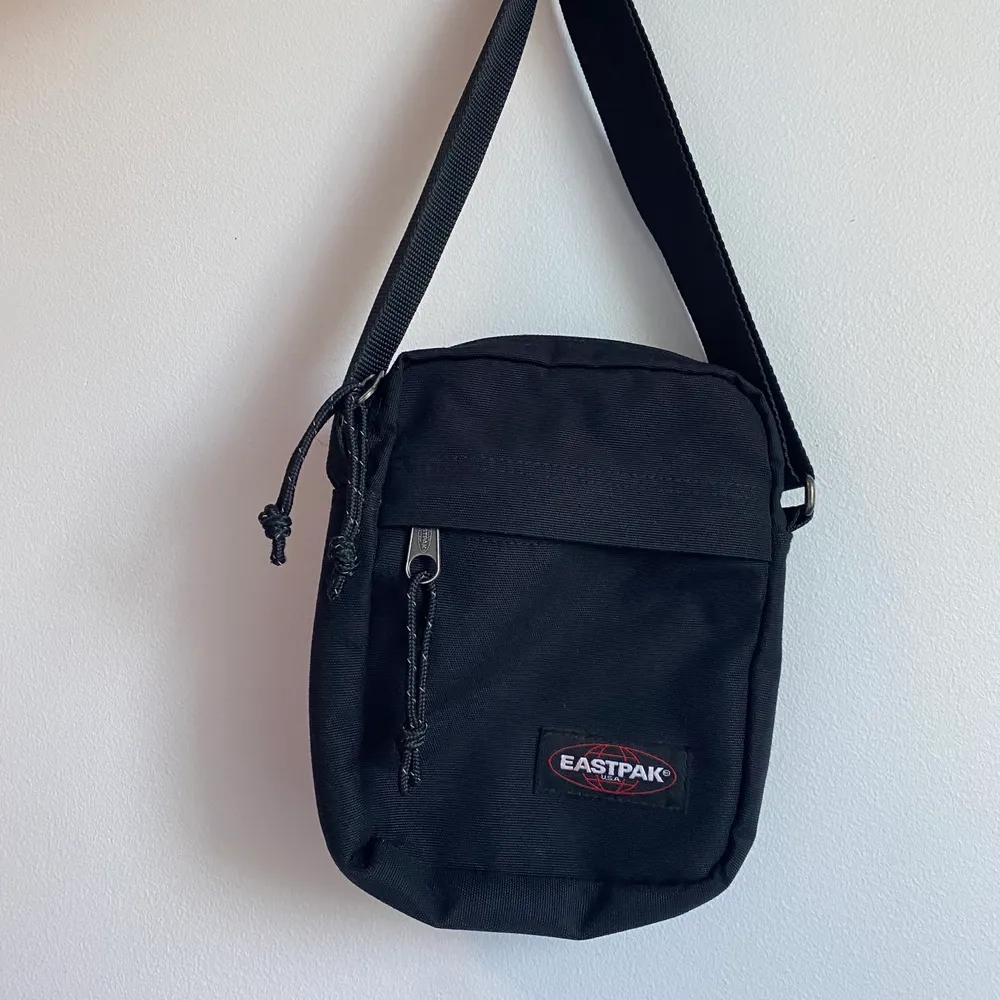 ⚡️Eastpak axelremsväska⚡️ köparen står för frakten . Väskor.