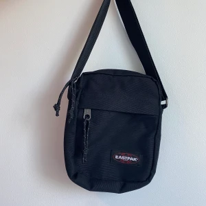 Väska  - ⚡️Eastpak axelremsväska⚡️ köparen står för frakten 