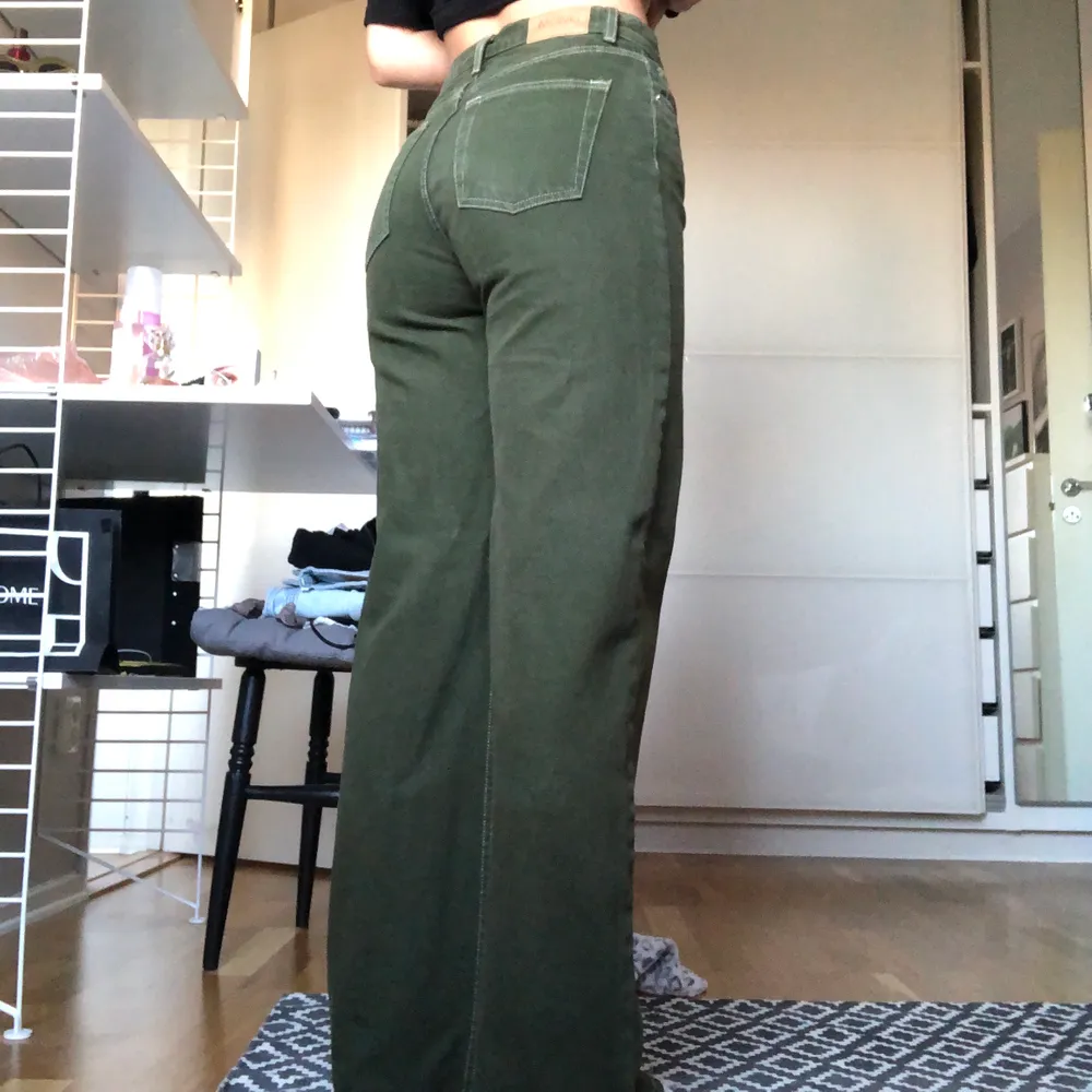 Wide leg jeans från monki i modellen Yoko (nypris 400kr). Superfin grön färg som passar perfekt nu till hösten. Köpta förra hösten och bra skick. Frakt 79kr 💚 (säljer även samma modell fast orangea) . Jeans & Byxor.