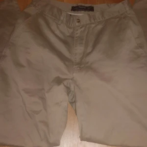 Request byxor beige m-l - Beige vida kostym-byxa i str m-l aldrig använda, superbra skick :) 💗 funkar för både män och kvinnor. Stora bra fickor både fram och back. :) köparen står för frakt 💗💗