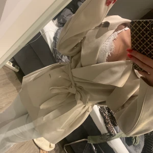 Kappa  - Beige kappa som täcker precis en bit under rumpan, köpt för ca ett år sedan men använd en gång(den är till för lite kallare väder) den har även knappar som inte syntes på bilden som går att stänga.