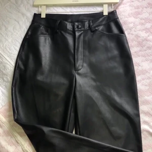 Skinnbyxor från nakd  - Säljer dessa ursnygga skinnbyxor från nakd🥰 storlek 36