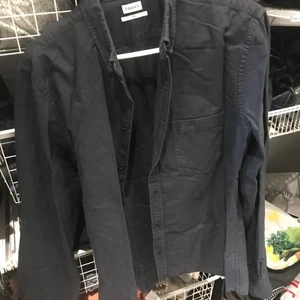 Filippa K skjorta mörkblå storlek S  - Skjorta från Filippa K mörkblå i storlek S