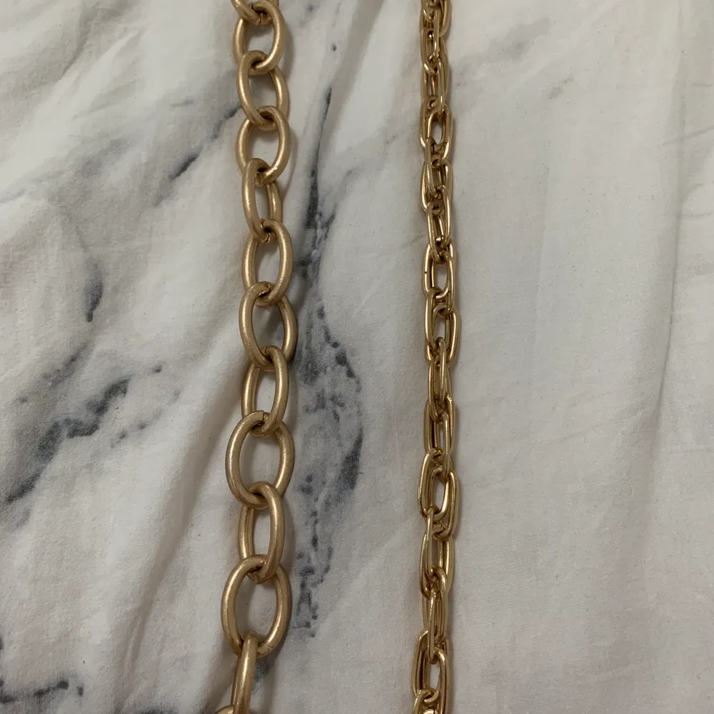 2 stycken guld kedjor kedja halsband från NA-KD💚 20kr/st + frakt . Accessoarer.