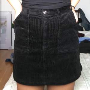 En kort kjol i manchester från Monki, använt 3 ggr max så ingen tecken på användning! Säljer pga att den tyvärr är för liten😔 Möts gärna i Stockholm, priset går att diskutera! 