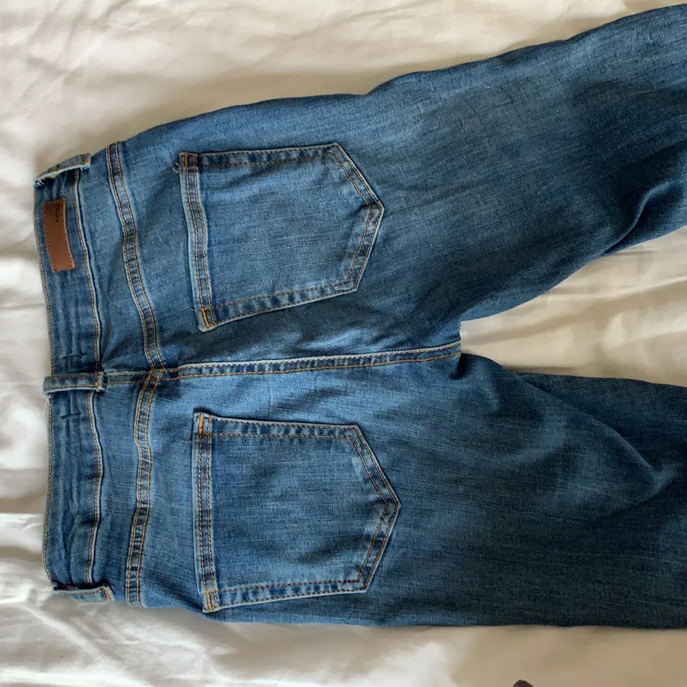 Skinny jeans med liten slitnings detalj på knäet. Bra skick, köpta för 400kr säljer för 150kr, pris går att diskutera. Bra kvalitet . Jeans & Byxor.