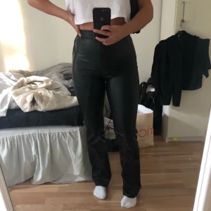 pu byxor  - Säljer dessa byxorna i PU (läder liknande) material som inte har några fläckar eller hål någonstans och som är i bra skick. Köpta på Gina i våras, köpare står för frakten ☺️