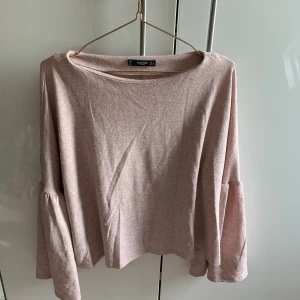 Rosa tröja med vida ärmar💓💓 Stl S - Rosa tröja med vida ärmar från mango💓🥭 väldigt skön och bekväm. OBS!! Frakt ingår ej!!🥭🥭
