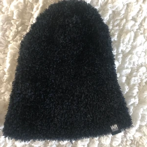 mössa - Säljer denna svarta lurviga mössa, vet dessvärre inte vart den kommer ifrån men skulle tro Stadium. One size✨