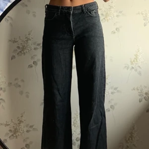 KARVE jeans strl. S - Jättefina jeans från märket KARVE, Carlings. Strl.S. Jag på bilden är ungefär 172cm lång.                       Fraktkostnaden står köparen för!😊