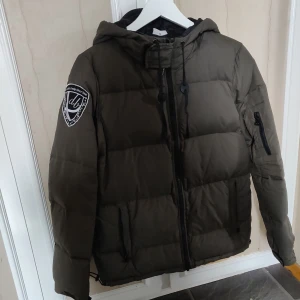 D Brand jacka  - Säljer min gröna D Brand vinterjacka i storlek S. I gott skick, endast använd förra vintern.