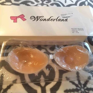 Strapless Bh - Strapless Bh från Wonderland, i silikon. Säljes då den inte kommer till användning. Oanvänd! A-kupa Perfekt att ha under en klänning eller kläder där man vill undvika BH-band eller en BH överhuvudtaget, men ändå vill ha ”något”. • Köparen står för frakt!