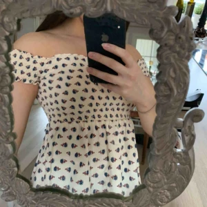  - Söt topp som passar både s och xs använd endast några gånger. Pris 60kr frakt ingår!