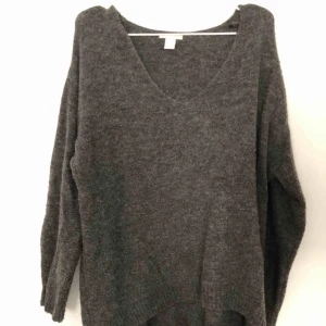  - Mysig mörkgrå stickad tröja. V- ringad i halsen. Sitter oversized på mig som är s, så passar en xs-m beroende hur en vill att de ska sitta. Pris kan diskuteras 