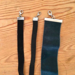  - Tre stycken chokers i sammet, två smalare i svart och en bredare i grönt. Från Monki och aldrig använda. 