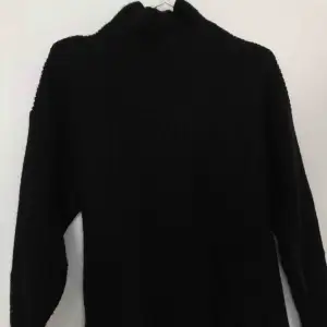 Snygg svart stickad tröja från monki. Modell längre som sitter tajtare upptill och i armarna. Skriv för fler bilder! Pris kan diskuteras 