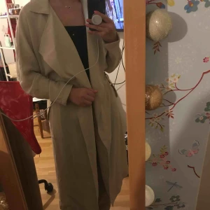  - En jättefin kappa från BikBok som tyvärr inte kommer till användning. Den är köpt förra året och är knappt använd och är så gott som ny. Den är tunn men perfekt under våren och sommaren. Fickorna är mycket rymliga.