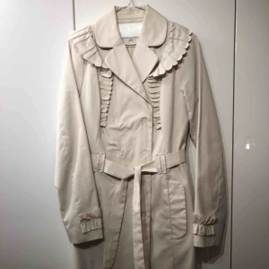  - Fin trenchcoat från danska designmärket Designers Remix i nyskick och kemtvättad. Nypris var 2900kr. Möts upp i Stockholm, annars står köparen för frakten. 
