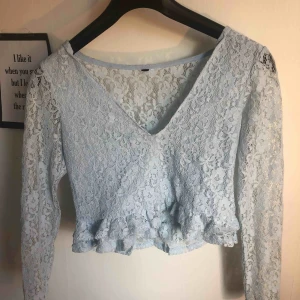  - Säljer min super super super fina lilla topp! Den är i en ljusblå superfin färg :)