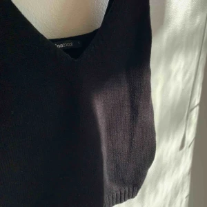  - En fin topp, croppad & i stickat material!