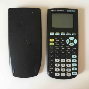 - Miniräknare i den klassiska modellen Texas instrument, TI-82. I gott skick. 