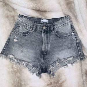 Super snygga ”High Rise Distressed” jeans shorts från Zara SS19 kollektionen. Oanvända. Storlek 34/XS.  Betalning via Swish, bjuder på frakt vid snabb affär! 