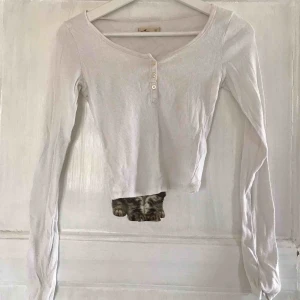  - Snygg långärmad vit topp från Bollinger 💞 köpare står för frakt men kan även mötas upp i centrala Stockholm🌺
