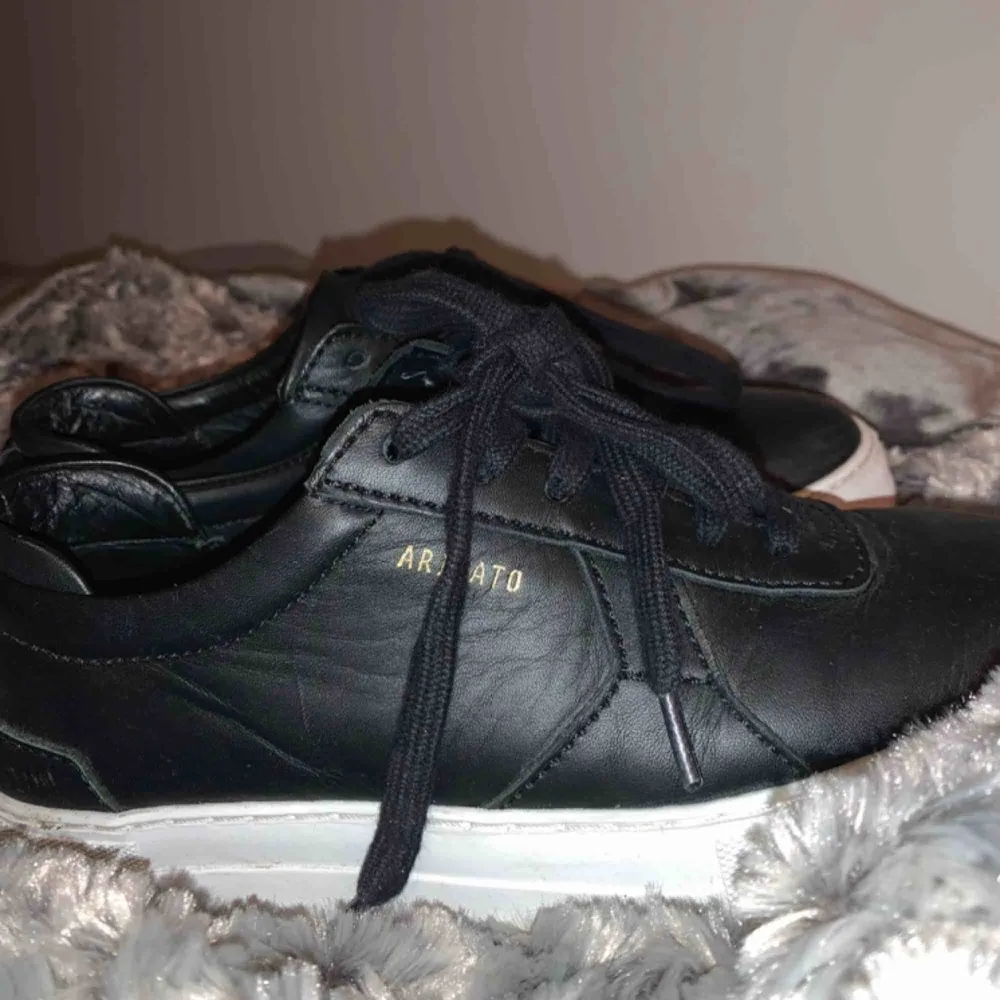 Säljer dessa sjukt snygga Axel Arigato skor för 850kr! Storlek 37 o bara använts en gång alltså är dem i nyskick. Säljes då dem är för små.. Skor.