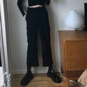 Snygga paperbag-waist byxor - Byxor från H&M med raka något croppade ben på mig som är 175 cm. Paperbag-waist. Storlek 34.