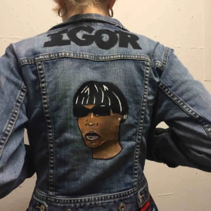  - Tyler the creator jeansjacka Handmålad⛓🐝 Modellen är storlek XS/S🦋 Perfekt till våren och sommaren 2020!