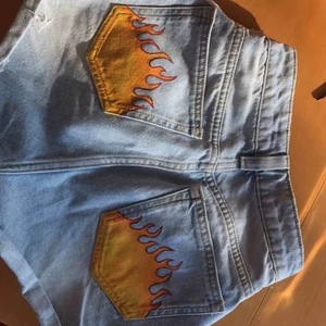  - Säljer ascoola shorts som jag själv målat flammor på. Flammorna är målade med textilfärg och går därför utan problem att tvätta i tvätten. Shortsen är i bra skick. Säljer då de är för små för mig🔥🔥🔥💗