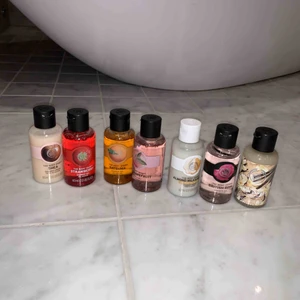  - små the body shop shower gels/creams. Se dofter på bilderna. 20 kr styck. Alla för 350kr kommer extras.
