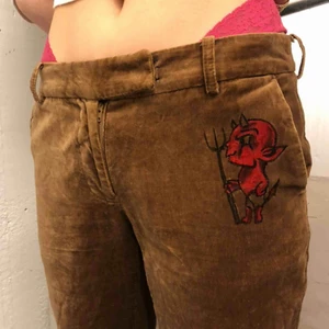  - Supersköna sammetsbyxor med bootcut! Handmålat motiv och text😈 Modellen bär vanligtvis storlek S och är 169 cm lång 