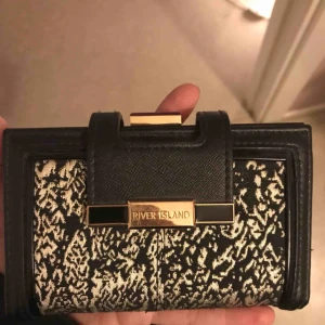  - En jättefin plånbok från river island, knappt använd. Nypris 349kr fraktar eller möts upp.