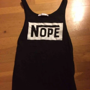  - Linne med print på. Märkt som M men ganska stretchigt så borde funka på en mindre L också. Använt 1 gång. Frakt: 42 kr