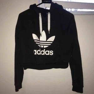  - Adidashoodie av kortare modell/magtröja ish, storlek S. Använd men i fint skick.