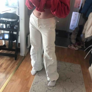  - Säljer dessa jättesnygga vita byxorna i ett ”prassel material” skulle säga runt s/m då de passar på mig som har s/m i vanliga fall💕💕