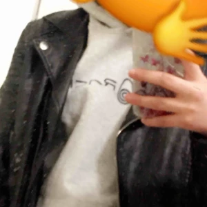  - Sjukt fin skinnjacka, som är bara 4månader gammal!!O.B.S de är spegeln som är smutsig, DM för mer bilder, annars är den super fin och super billig, är sparsamt använt!! ( köparen står för frakt)